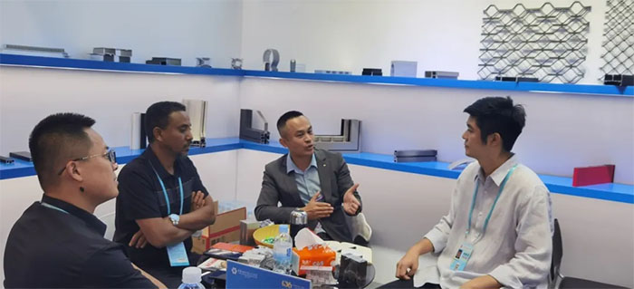 1730361912414212.jpg 廣州廣交會中亞鋁業